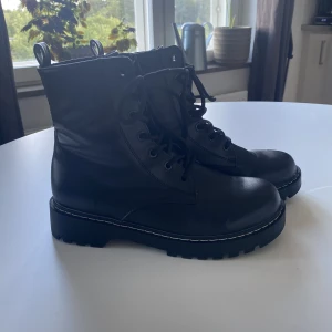 Kängor från hm - Superfina kängor från hm som åxå är fodrade perfekt nu inför höst o vinter! Använda men väldigt fint skick förutom på vänster sko där de är en liten repa men inget som är trasigt eller så ☺️