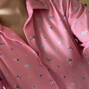 Rosa - Rosa Skjorta med blåa blommor!