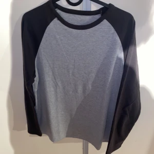 Grå tröja - Ribbat material, kommer inte till användning