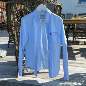 Ljusblå skojrta - Säljer min gamla ljusblåa skojar använd få gånger i bra skick