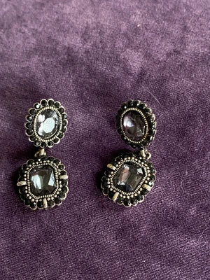 Örhängen  - Vackra örhängen med rökfärgade rhinestones  Okänt material 