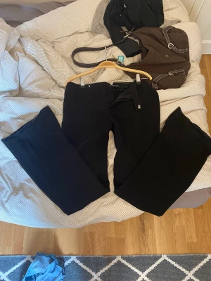 Kostymbyxor - Långa tjejer!! Säljer mina SKIT snygga low waist kostymbyxor från zara😍 dom är lite längre på mig som har 83 i innerbenslängd, midja rakt över 39cm.💗