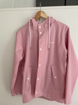 Regnjacka - Ny -prislapp saknas