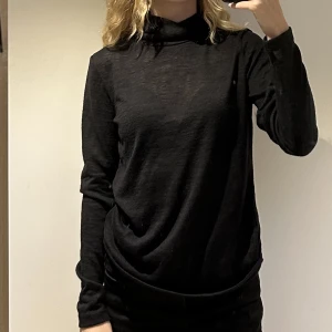 Polotröja - Använd enstaka gång. Lite genomskinlig. Polokrage.