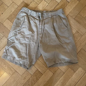 Beige shorts - Snygga beige shorts i bra skick. Strl M