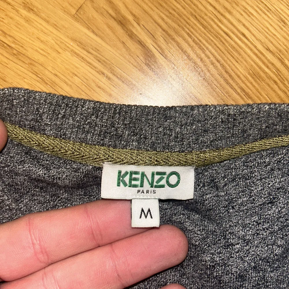 Fin tröja från Kenzo säljes då den inte kommit till användning. Mkt fint skick.. Tröjor & Koftor.