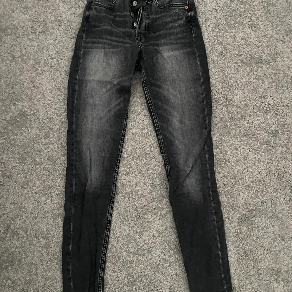 Säljer dessa Jensen som är svarata/gråa, dem är i storlek 25💗. Jeans & Byxor.