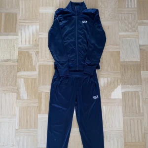 Emporio Armani tracksuit  - Emporio Armani tracksuit i strl M. Skick 10/10 knappt använd. Säljes pga växt ur. Pris kan diskuteras 