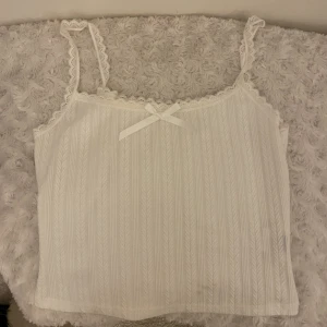 Vit spets linne - Säljer ett vitt spets linne, aldrig använt💗
