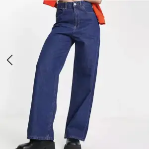 JJXX Tokyo Hugh waisted wide leg jeans  Följ profilen och få 5% i rabatt   Produktens skick:helt oanvänd   Storlek: W26 L32  Passform: raka ben  För mer info, kontakta mig 😀