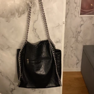 Tiamo väska - Begagnad väska i bra skick, lite små fack på insidan, dragkedja till väskan, nypris 600kr(just nu är det nått konstigt med min plick, kan inte skriva t folk men jag ser vad ni skriver🫶🏻 det kommer vara fixat imorgon så jag hör av mig imorgon!!) 