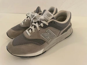 New balance skor 997 - Säljer new balance 997h i jättebra skick. Kartong medföljer