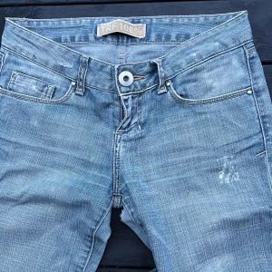 Lowwaist - Super lowwaist croppade jeans ifrån Zara. Köptes naturligt slitage   innerbenet 58cm  midjan 34cm 