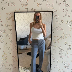 Kostymbyxor  - Gråa kostymbyxor från Gina, helt oanvända. De är långa på mig som är 173:)  Nypris 400