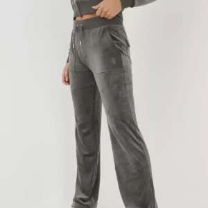 Juicy Couture - Säljer dessa då dom aldrig kommit till användning, därav helt nya. De är i storlek xxs, pris kan diskuteras 