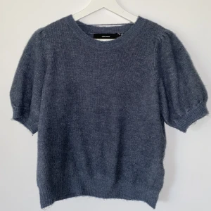 Stickad T-shirt - Hej! Säljer denna jätte fina sköna stickade T-shirten. Perfekt nu till hösten då den är väldigt varm och mysig. Kliar ej. Storlek M men sitter perfekt på mig som är S. Skriv vid fler bilder och frågor! 💙