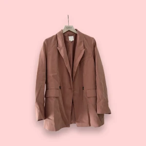 Gammelrosa kavaj  - Gammelrosa kavaj från H&M. Kavajen är storlek XS. Använd gärna KÖP NU 🫶🧚