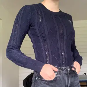 Tight, superskön, marinblå tröja! Den är lite seethrough pga mönstret, vilket gör att den sticker ut lite mer!🌸