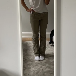 Beiga manchesterbyxor - Beiga lågmidjade bootcut manchesterbyxor. Midjemått 37 cm och Innerbenslängd 75 cm. Tryck gärna på köp nu❤️