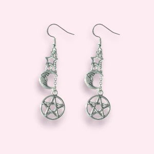 örhängen pentagram! - Säljer dessa örhängen med pentagram! 🫶 krokar i sterling silver 🙌 pris 49kr styck, 15kr frakt vid köp genom swish privat, annars plicks fraktalternativ 💛 GRATIS frakt vid köp genom plick atm! samfraktar gärna genom annonsen om ni vill köpa fler saker!! 🥰