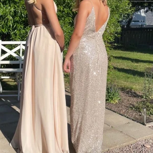 Balklänning  - Säljer nu min otroligtfina balklänning eftersom att den inte kommer till användning längre💗 Den är köpt här på plick men kommer från början från bubbleroom. Använd en gång innan av mig (tidigare ägare vet jag ej)💓