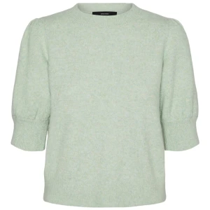 Stickad t-shirt - Säljer nu min fina stickade t-shirt från Vero Moda. Den är i strl XS men passar mig jättebra som har strl S och M. Perfekt nu till hösten och vintern❄️