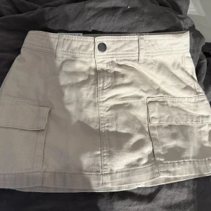 Kjol - Jättefin minikjol från ASOS. Helt oanvänd med etikett kvar, storlek 34.