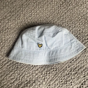 Lyle and Scott buckethat - Lyle and Scott buckethat i ljusblått, är i fint skick. One size fits all