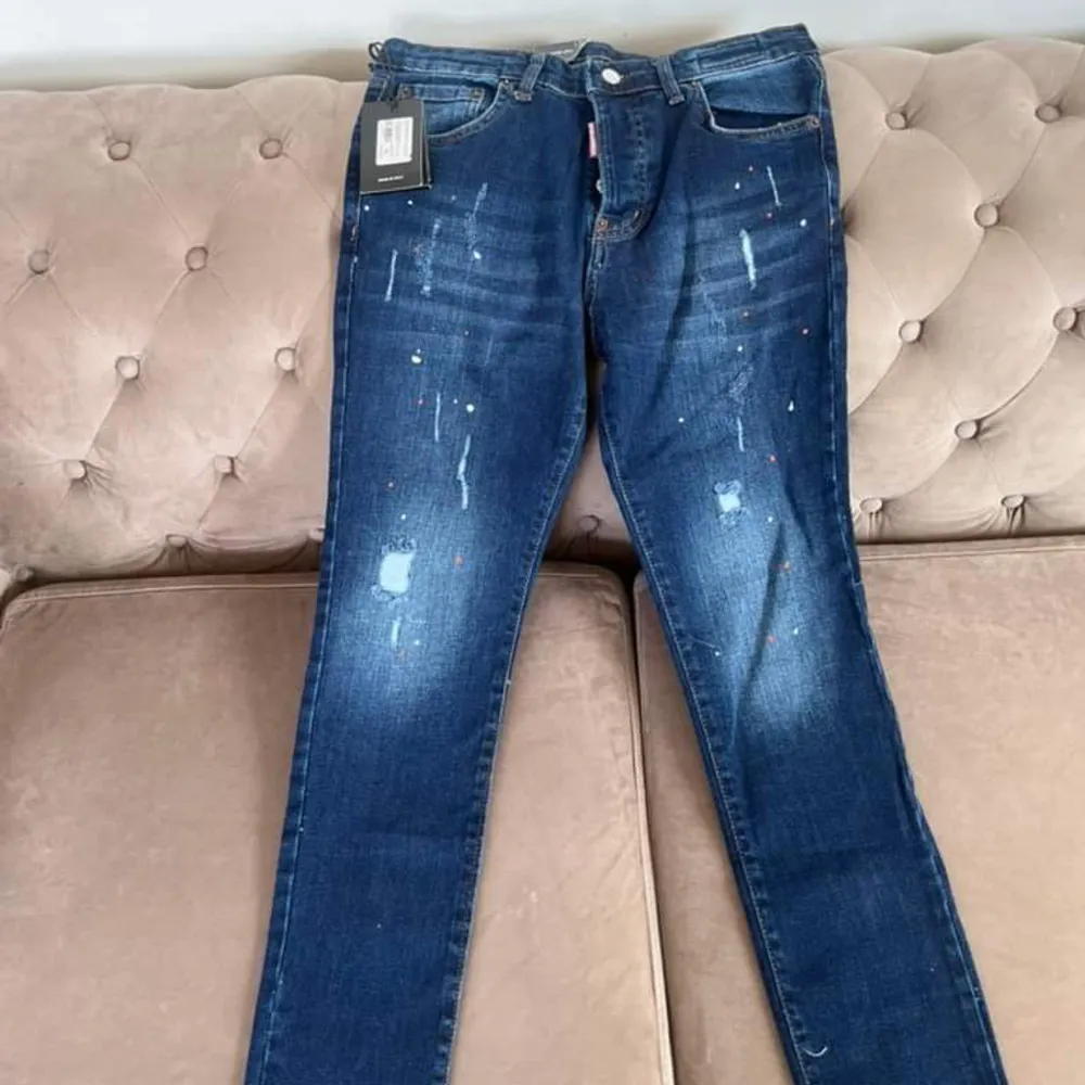 Dsquared2 Jeans finns inne i storlek 44-56. Jeans & Byxor.