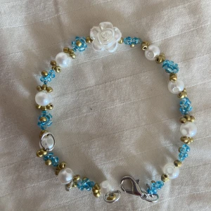 Armband glas/akryl  - Sött armband med pärlor i glad och akryl. Tre olika justeringar, 16-17-18 cm 