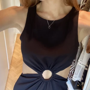 Klänning med coola detaljer - Typ den perfekta svarta klänningen med så coola detaljer och cut-outs!!😍😍
