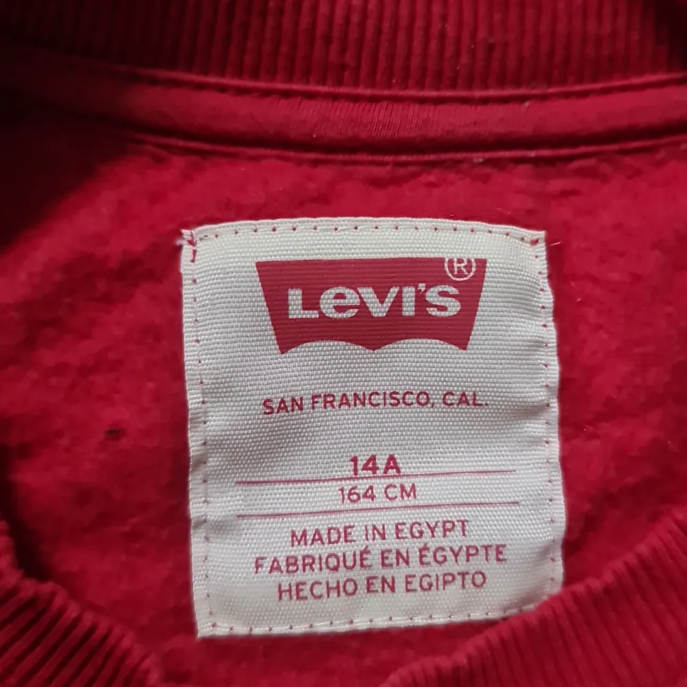 Säljer nu min röda Levi's tröja för den är för förliten. Och inge skavanker elle hål . Hoodies.