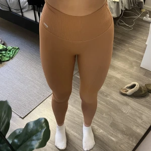 Tights - Tights ifrån AIMN, upplever att dem blcit för små för mig! Färgen är mer orange/korall i verkligeheten💕