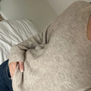 Stickad v- ringad tröja - Säljer denna mysiga tröja ifrån VERO MODA!💕 Inte använt på ett tag och därav säljer jag den. Den är lite nopprig men inget man stör sig på. Hör av dig kring frågor eller annat.💕