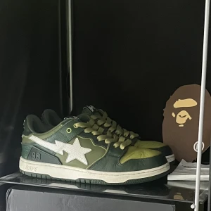 Bape SK8 sta Green white - 🍀Bape SK8 sta Green White 🍀🔥Storkek 42,5 🔥⚡️Perfekt skick ⚡️📦Kan fraktas eller mötas upp i Stockholm 📦🌸Kvitto, bape lapp och zip bag tillkommer 🌸🦋Pris kan diskuteras vid snabb affär 🦋