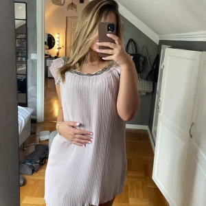 Klännning  - Super fin klänning som är helt ny och oanvänd !! Så elegant och lyxigt samt otroligt skön. Super gullig, perfekt till middagar, fester eller finare tillfällen 🤩
