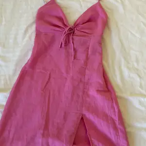 Säljer nu den här rosa klänningen då den är inte riktigt min stil så jag tar inte på mig den. 