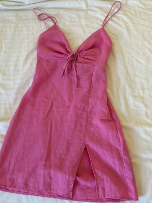 Klänning  - Säljer nu den här rosa klänningen då den är inte riktigt min stil så jag tar inte på mig den. 