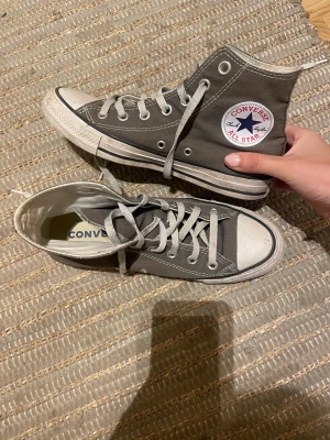 Converse  - Converse i storlek 38. Dem är i användt skick men har mycket kvar att ge. Nypris 749kr💕