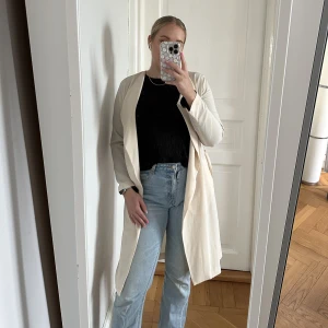 Trenchcoat - Lättare trenchcoat, perfekt nu till hösten eller våren. Använts några gånger men utan några skavanker! Storlek S. 