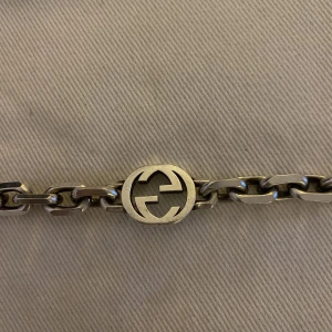 Armband  - Armband i jättefint skick, köptes i paris för lite drygt 1,5 år sen. Har kvitto om det önskas. Köptes för lite mer än 4000kr nypris 