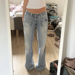 Low Rise jeans - Passar s/m, står storlek 30 i jeansen. Passar ngn över 170 cm. Bud startar på 400