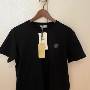 Stone Island - T-shirt. Aldrig använd. Storlek S.