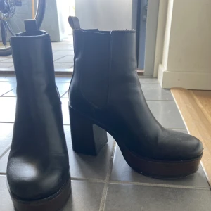 Boots str 37 - Supersnygga och sköna läderboots i storlek 37. Ca 7 cm höga. Använda en säsong men fortfarande i väldigt gott skick. Svarta med brun klack 