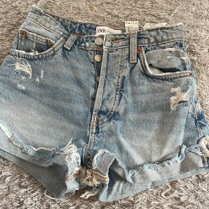 Shorts från Zara - Jätte fina shorts den Zara i storlek 32. Inte använt så mycket eftersom den var för liten.