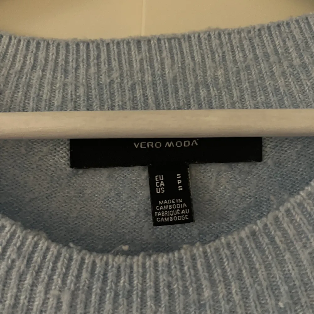 Skickad tröja från Veromoda. Fint skick och sparsamt använd, tycärr har den nopprat sig en del (se bild3). Stickat.