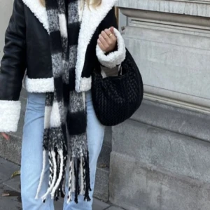 NA-KD väska - Säljer denna skit snygga väska från NA-KD. Inspiration från bottega väskorna. Säljs inte längre på deras hemsida. Köptes för 549kr. Säljer för 349kr