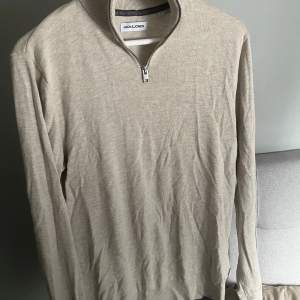 Tunnstickad halv zip tröja från Jack & Jones i beige färg, storlek S. Knappast använd så väldigt bra skick! Säljer pga för liten. Nypris 400! Hör av er vid frågor eller intresse!