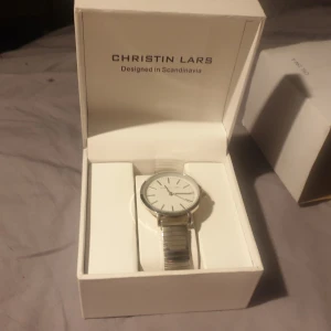 Klocka - Christin Lars armbandsur. Stilrent i silver med vit urtavla. Dansk design. Ny och oanvänd i originalförpackning!