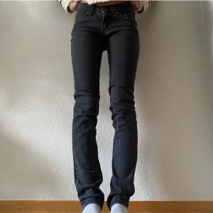 Lågmidjade jeans - (Lånade bilder) Lågmidjade jeans från Lee som jag köpte här på plick men som tyvärr inte passade mig💕 W25 L33, 32-34